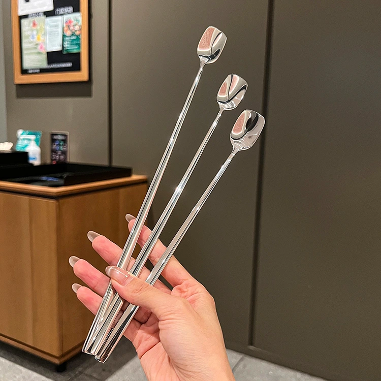 Ruostumattomasta teräksestä valmistettu sekoituslusikka